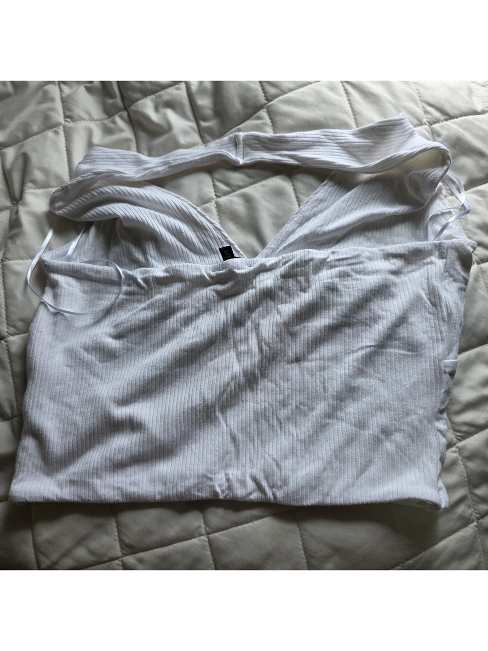 💛 Halter V-Neck - Picture 3 of 4